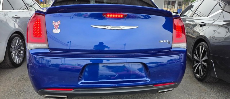 Chrysler 300 Vehicle Full-screen Gallery Image 7