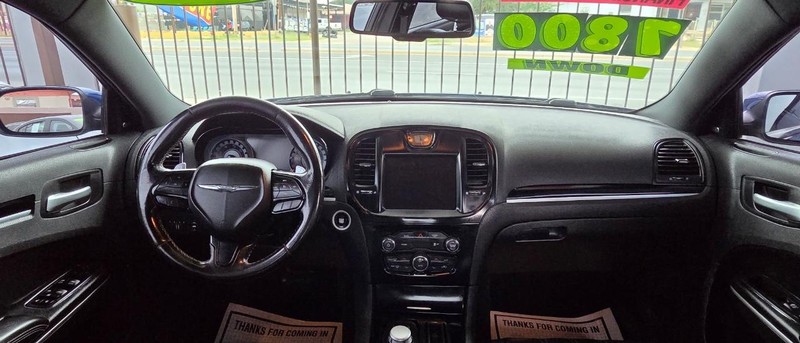 Chrysler 300 Vehicle Full-screen Gallery Image 8