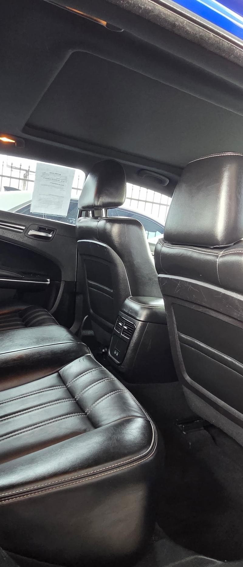 Chrysler 300 Vehicle Full-screen Gallery Image 9