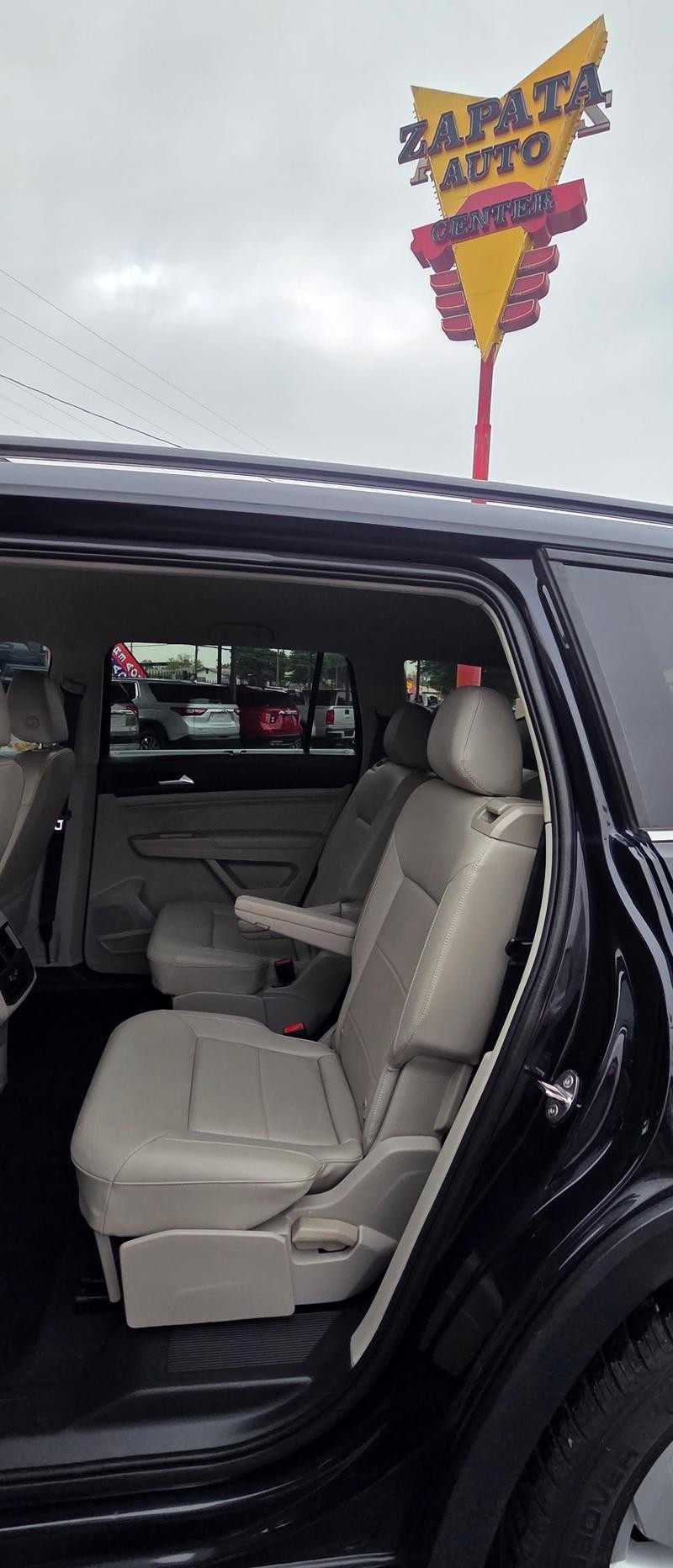 Volkswagen Atlas Vehicle Full-screen Gallery Image 7