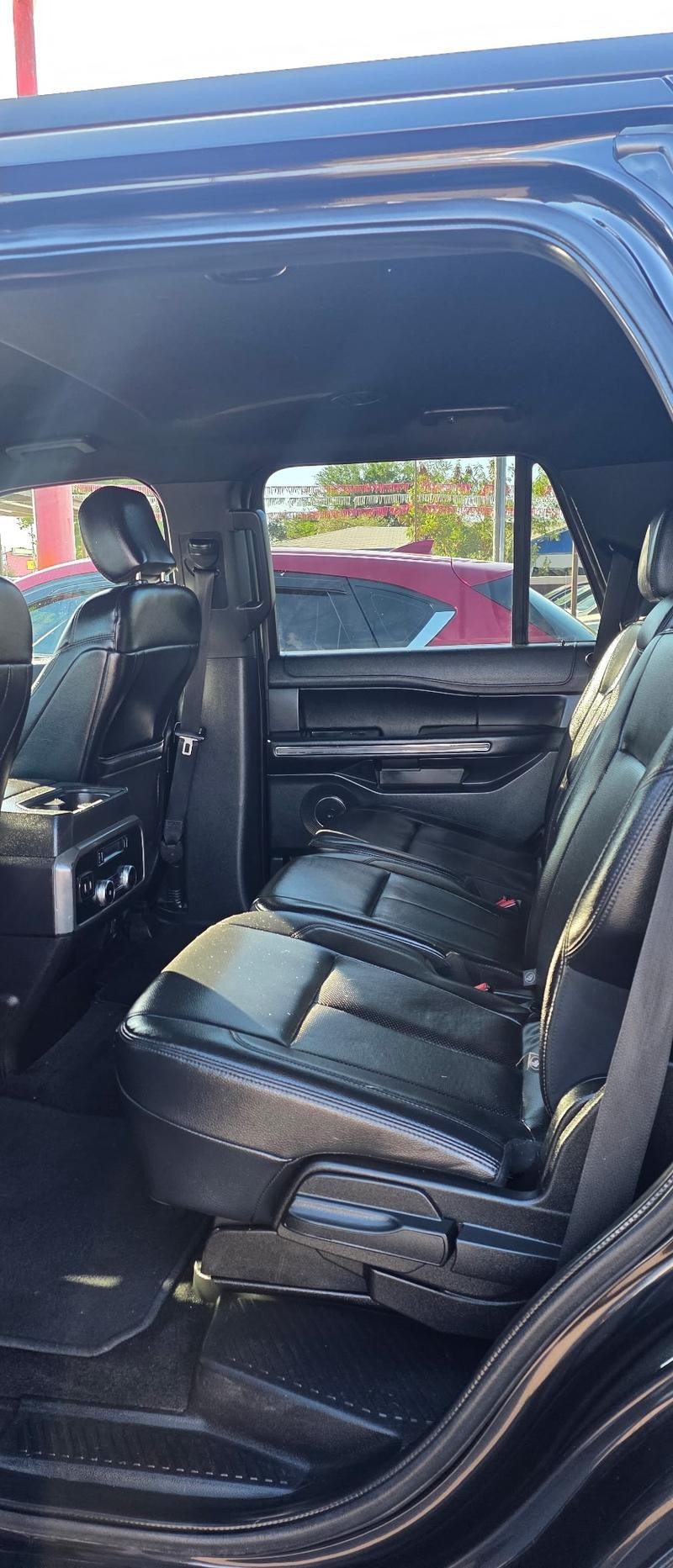 Ford Expedition Vehicle Full-screen Gallery Image 9