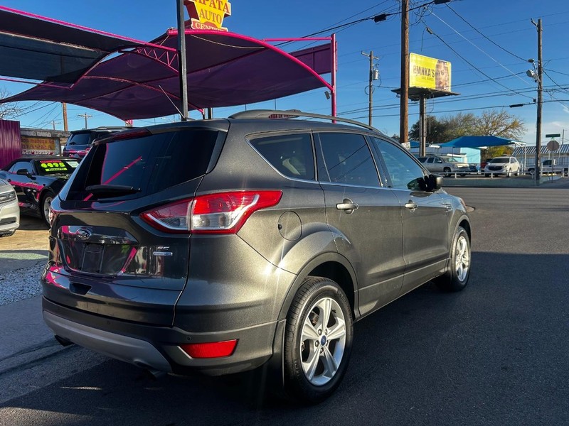 Ford Escape Vehicle Full-screen Gallery Image 3