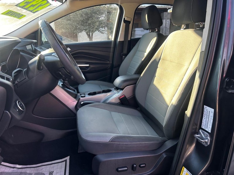 Ford Escape Vehicle Full-screen Gallery Image 5