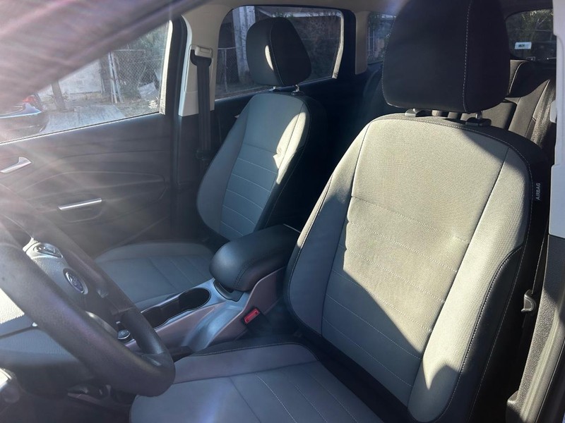 Ford Escape Vehicle Full-screen Gallery Image 6