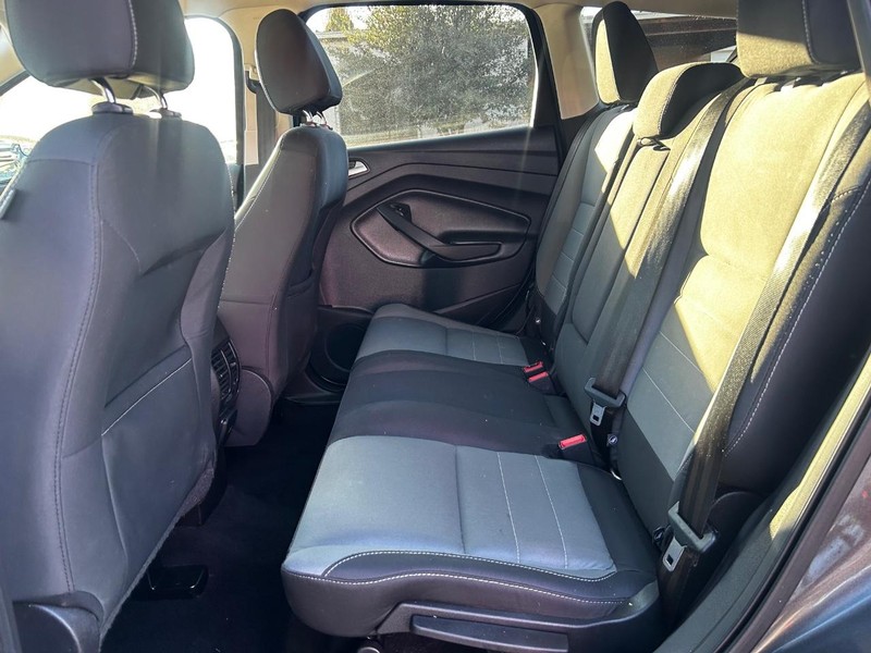 Ford Escape Vehicle Full-screen Gallery Image 9