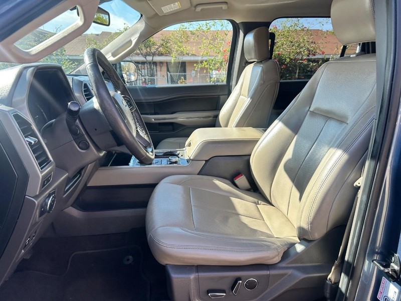 Ford Expedition Vehicle Full-screen Gallery Image 5