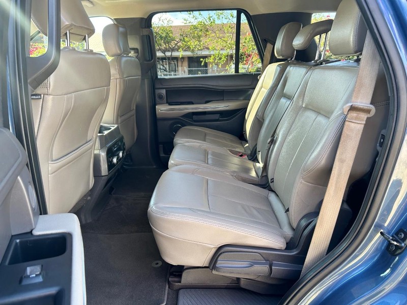 Ford Expedition Vehicle Full-screen Gallery Image 12