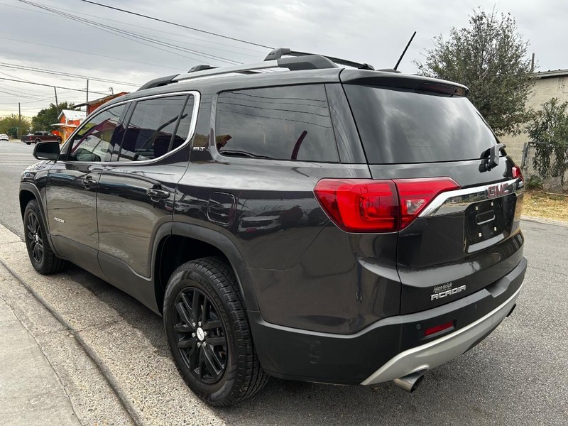 GMC Acadia Vehicle Full-screen Gallery Image 3