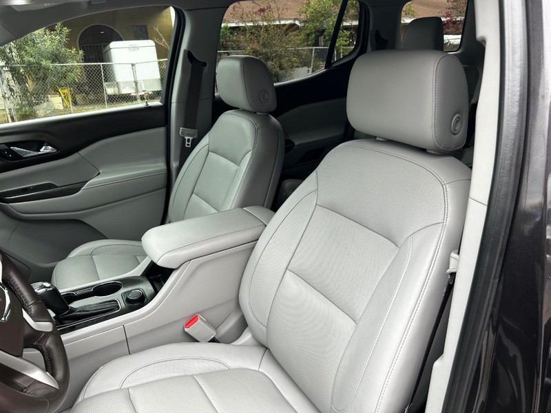 GMC Acadia Vehicle Full-screen Gallery Image 4