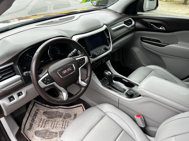 GMC Acadia Vehicle Full-screen Gallery Image 5