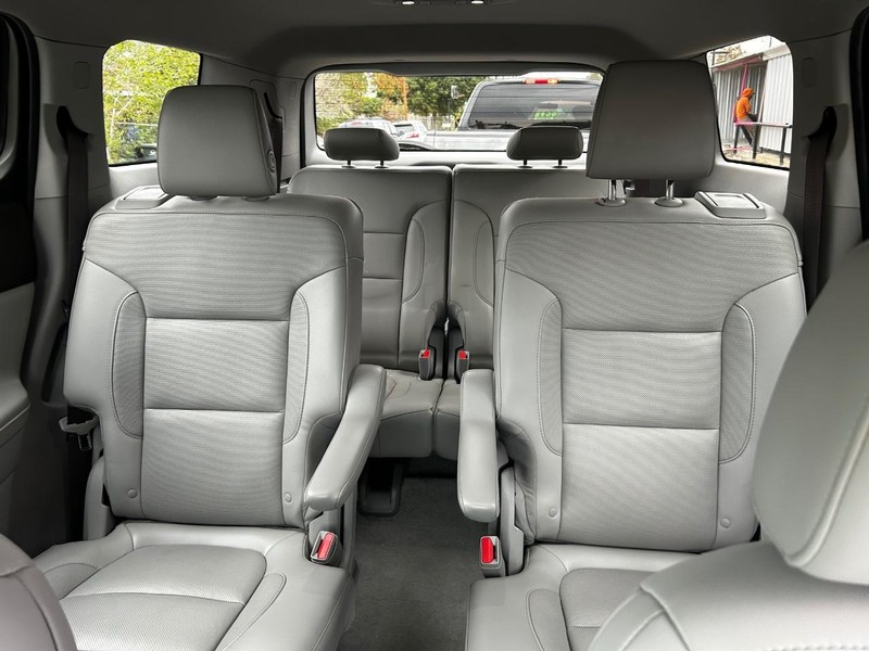 GMC Acadia Vehicle Full-screen Gallery Image 6