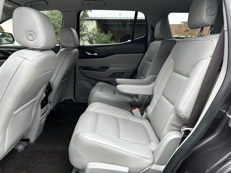 GMC Acadia Vehicle Full-screen Gallery Image 7