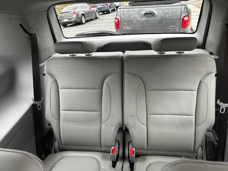 GMC Acadia Vehicle Full-screen Gallery Image 8