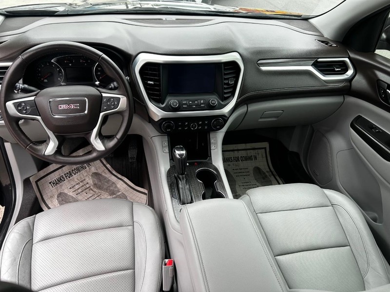 GMC Acadia Vehicle Full-screen Gallery Image 9