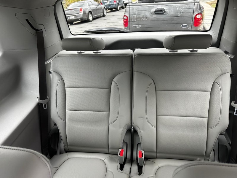 GMC Acadia Vehicle Full-screen Gallery Image 10