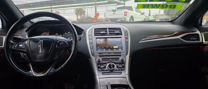 Lincoln MKZ Vehicle Full-screen Gallery Image 5