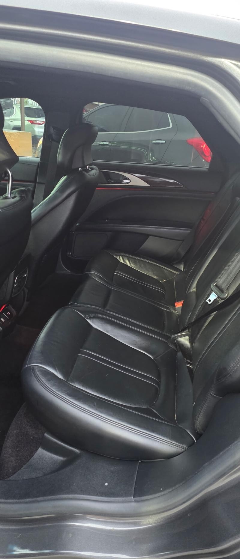 Lincoln MKZ Vehicle Full-screen Gallery Image 6