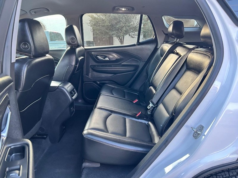 GMC Terrain Vehicle Full-screen Gallery Image 9