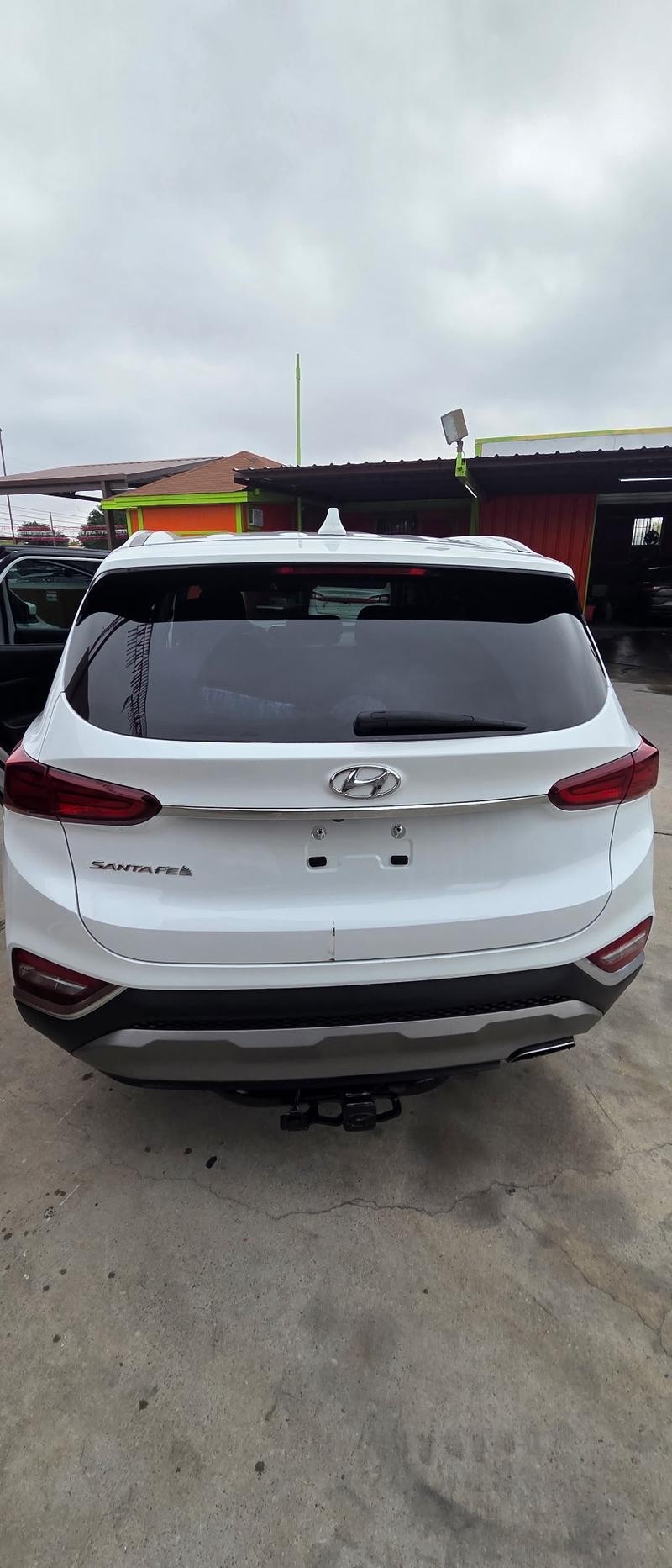 Hyundai Santa Fe Vehicle Full-screen Gallery Image 3