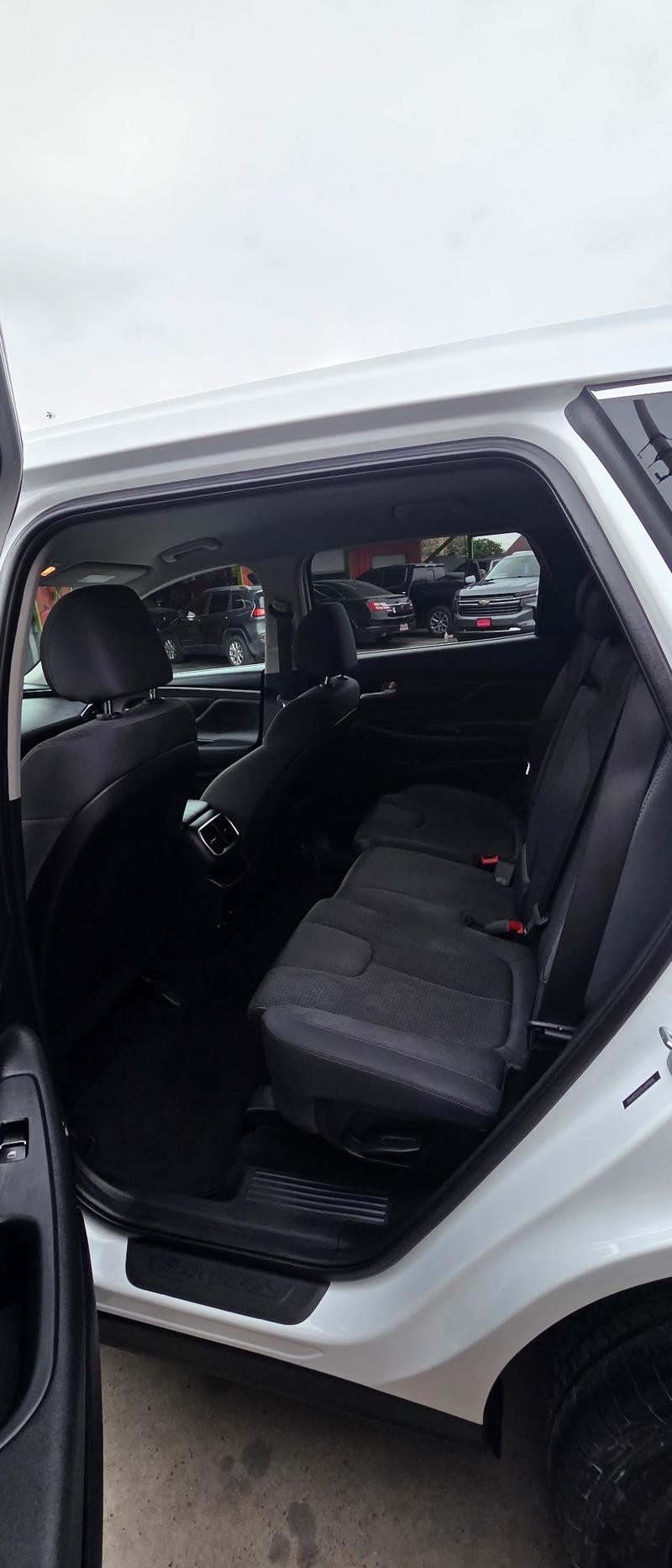 Hyundai Santa Fe Vehicle Full-screen Gallery Image 5