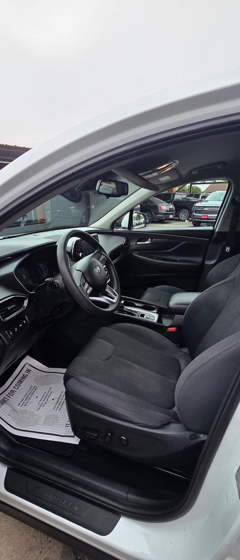 Hyundai Santa Fe Vehicle Full-screen Gallery Image 8