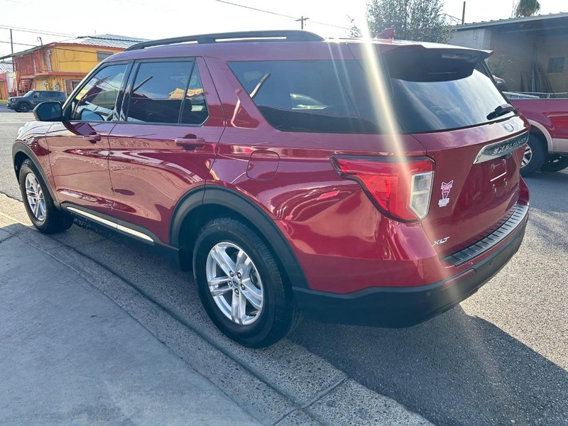 Ford Explorer Vehicle Full-screen Gallery Image 4