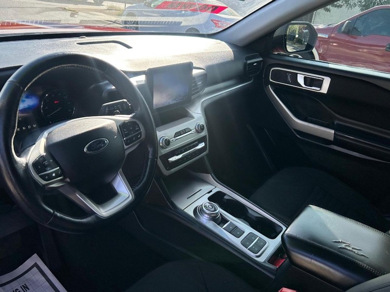 Ford Explorer Vehicle Full-screen Gallery Image 5