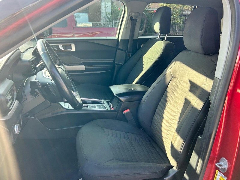 Ford Explorer Vehicle Full-screen Gallery Image 6