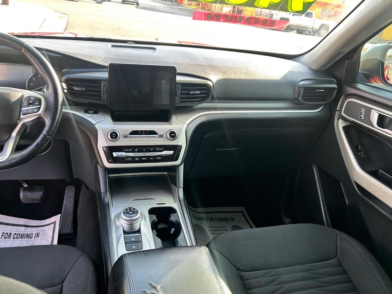 Ford Explorer Vehicle Full-screen Gallery Image 9