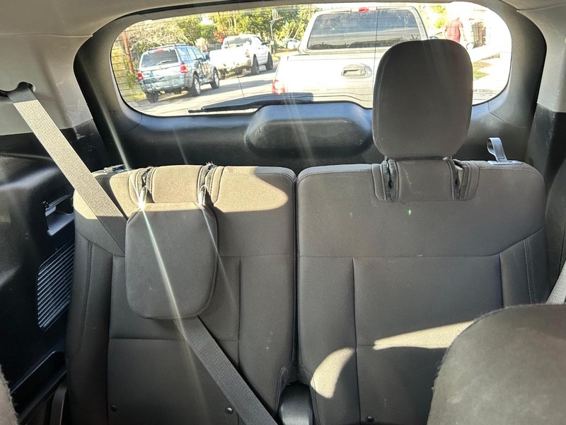 Ford Explorer Vehicle Full-screen Gallery Image 11