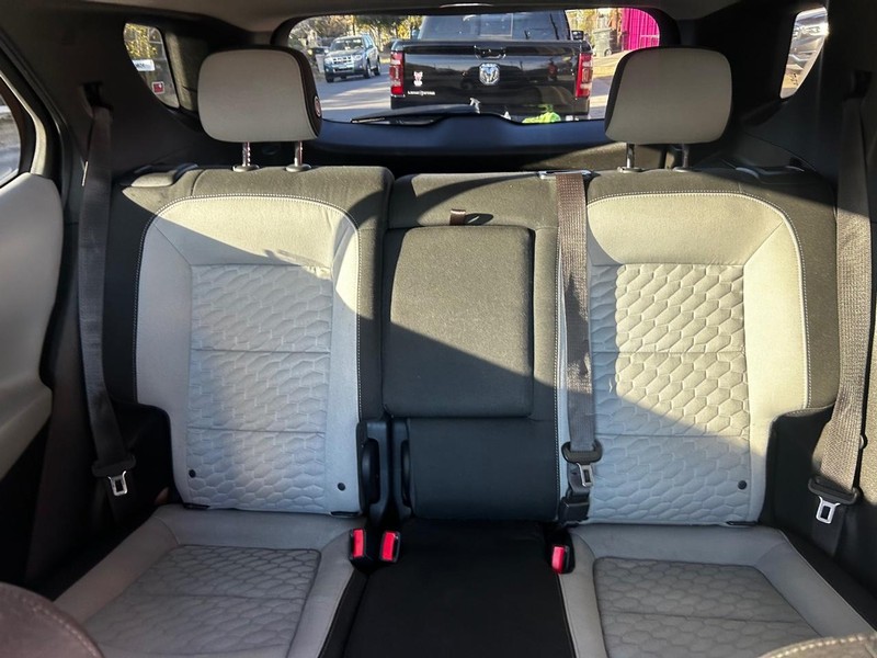 Chevrolet Equinox Vehicle Full-screen Gallery Image 10