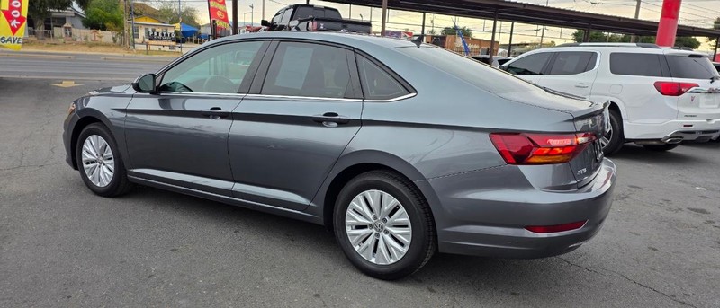 Volkswagen Jetta Vehicle Full-screen Gallery Image 3