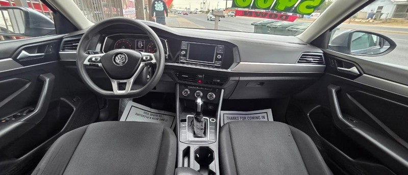 Volkswagen Jetta Vehicle Full-screen Gallery Image 4
