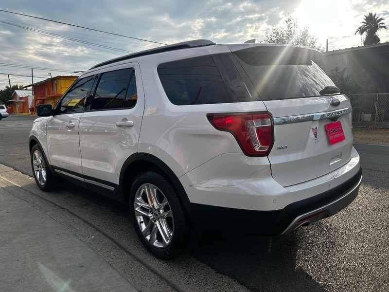 Ford Explorer Vehicle Full-screen Gallery Image 3
