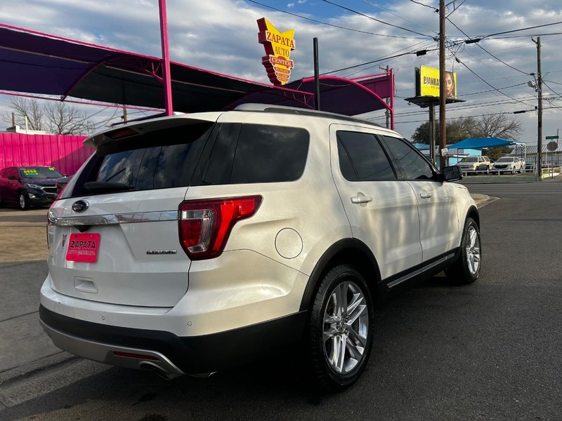 Ford Explorer Vehicle Full-screen Gallery Image 4