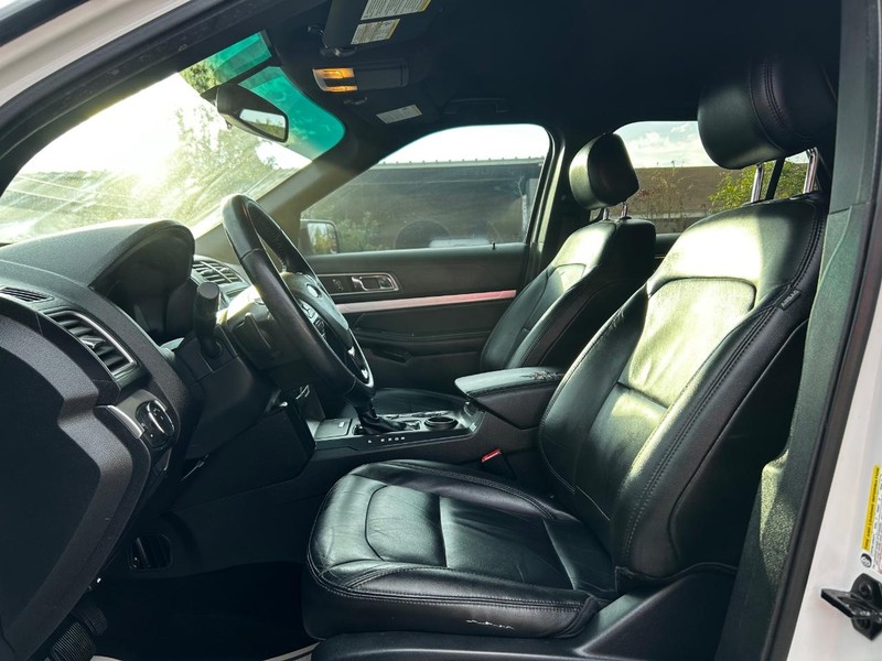 Ford Explorer Vehicle Full-screen Gallery Image 5