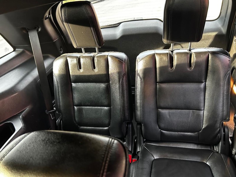 Ford Explorer Vehicle Full-screen Gallery Image 7