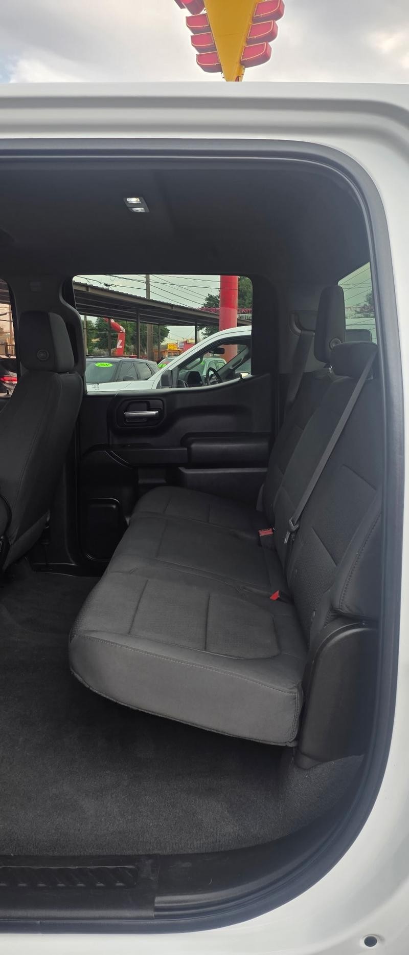 Chevrolet Silverado 1500 Vehicle Full-screen Gallery Image 9