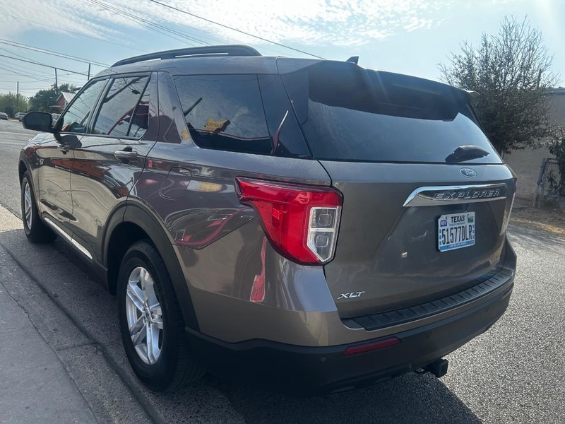 Ford Explorer Vehicle Full-screen Gallery Image 4