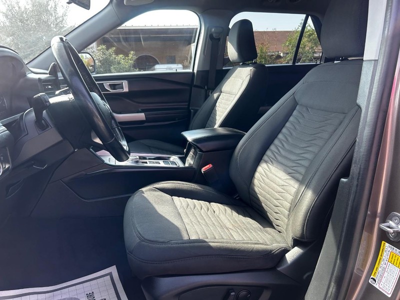 Ford Explorer Vehicle Full-screen Gallery Image 5