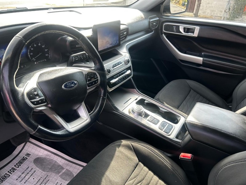 Ford Explorer Vehicle Full-screen Gallery Image 6