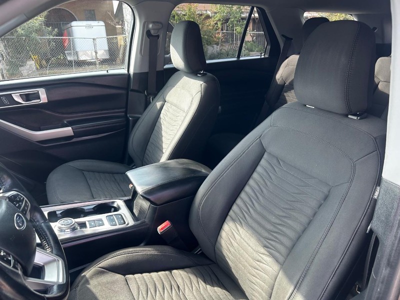 Ford Explorer Vehicle Full-screen Gallery Image 7