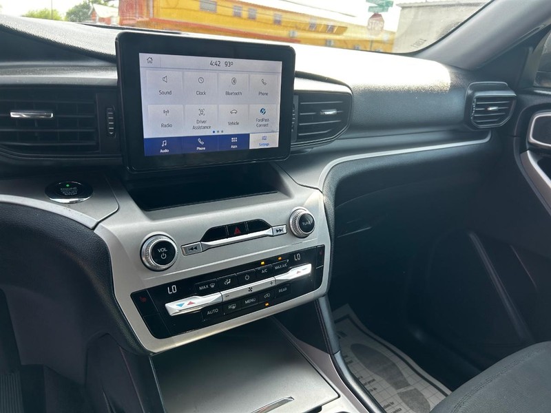 Ford Explorer Vehicle Full-screen Gallery Image 8