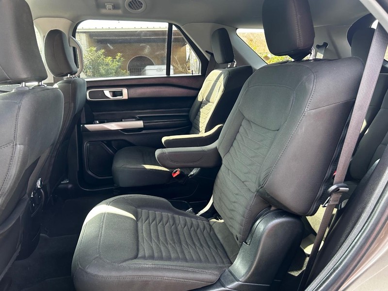 Ford Explorer Vehicle Full-screen Gallery Image 9