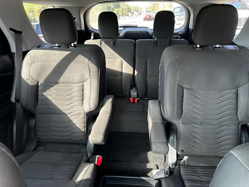 Ford Explorer Vehicle Full-screen Gallery Image 10