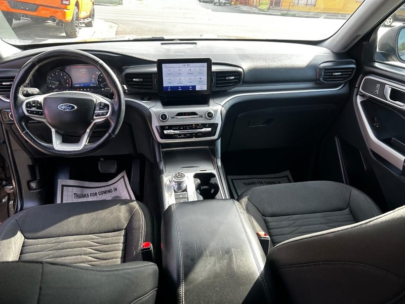 Ford Explorer Vehicle Full-screen Gallery Image 11