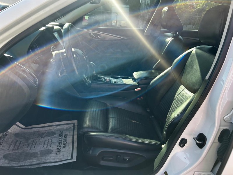 INFINITI Q50 Vehicle Full-screen Gallery Image 5