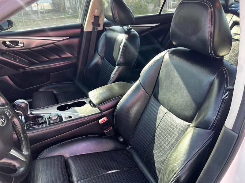 INFINITI Q50 Vehicle Full-screen Gallery Image 6