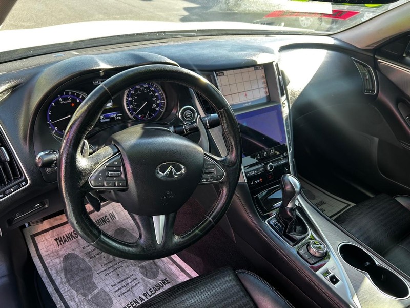 INFINITI Q50 Vehicle Full-screen Gallery Image 7