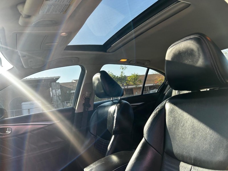 INFINITI Q50 Vehicle Full-screen Gallery Image 9